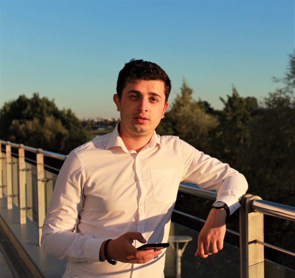 După ce s-a școlit în Franța, un sibian s-a întors acasă să-i învețe pe români cum să se promoveze online
