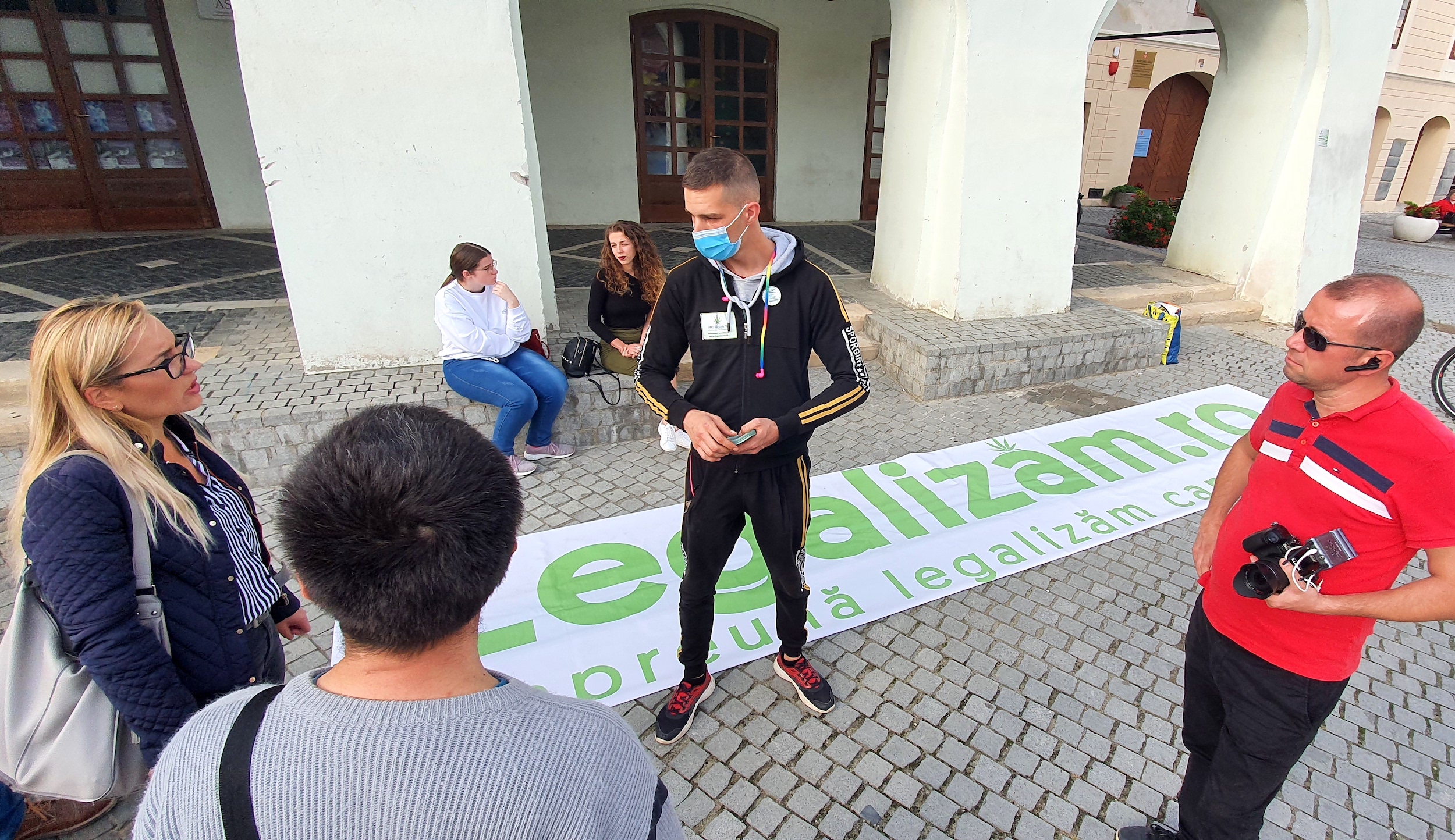 Primul miting pentru legalizarea canabisului, în centrul Sibiului: ”Deschideți și un magazin?”