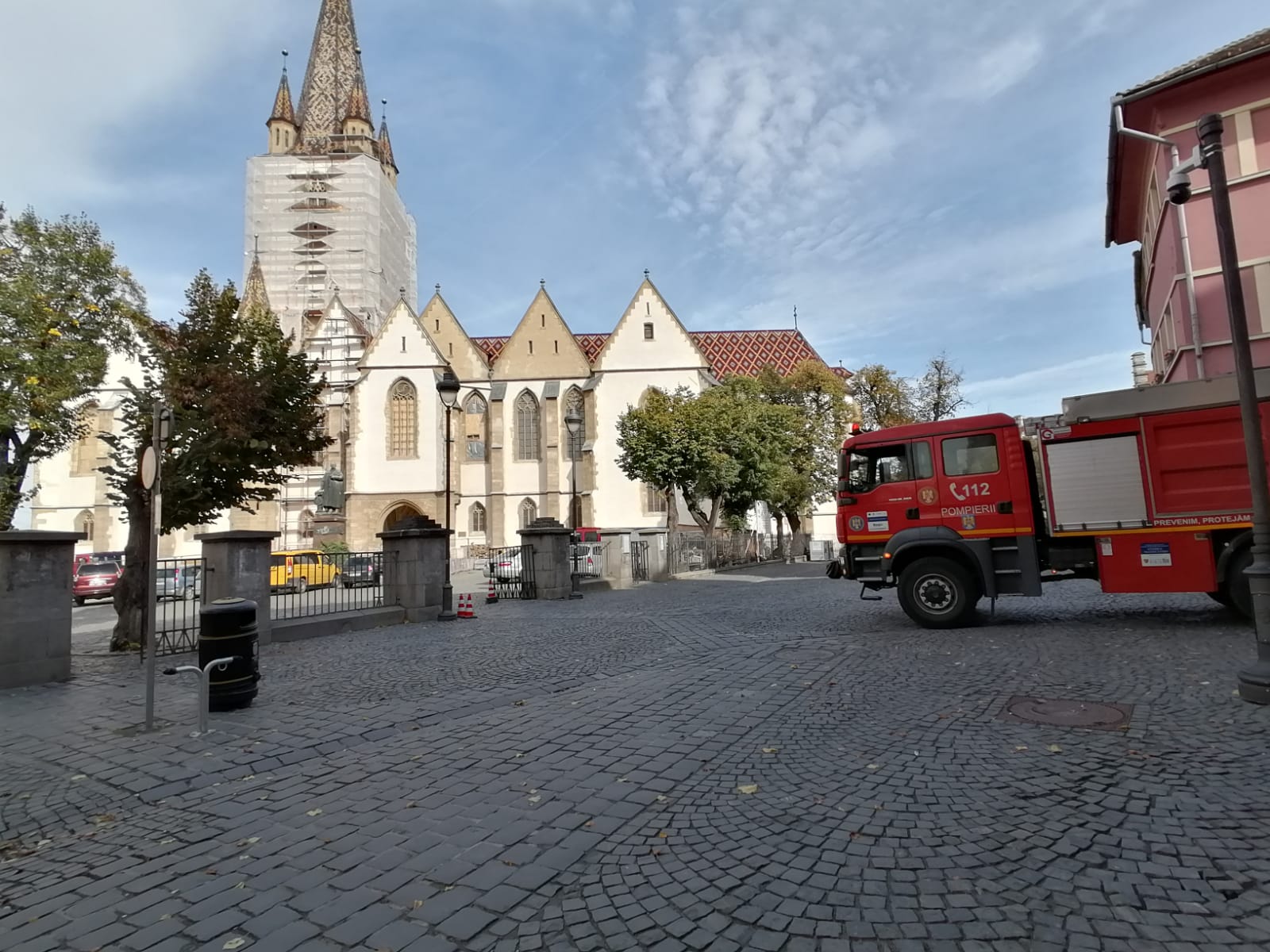 ACTUALIZARE Piața Huet închisă: un proiectil a fost găsit în ceasul Catedralei Evanghelice