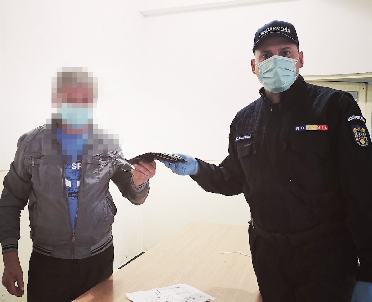Portofel găsit de un jandarm sibian, pe stradă. A fost înapoiat proprietarului