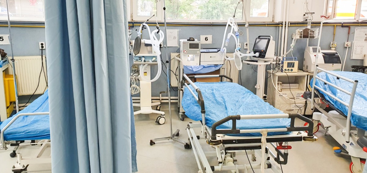 Câte paturi libere mai sunt pentru pacienții COVID: trei la județean, zero la CF și Cisnădie