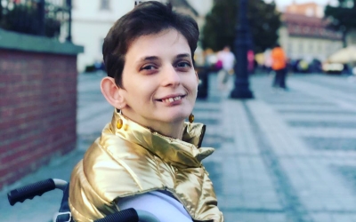 Povestea familiei care luptă pentru fiica paralizată. Deși sunt pe listă, de 6 ani primăria Sibiu nu are nicio locuință ANL pentru ei