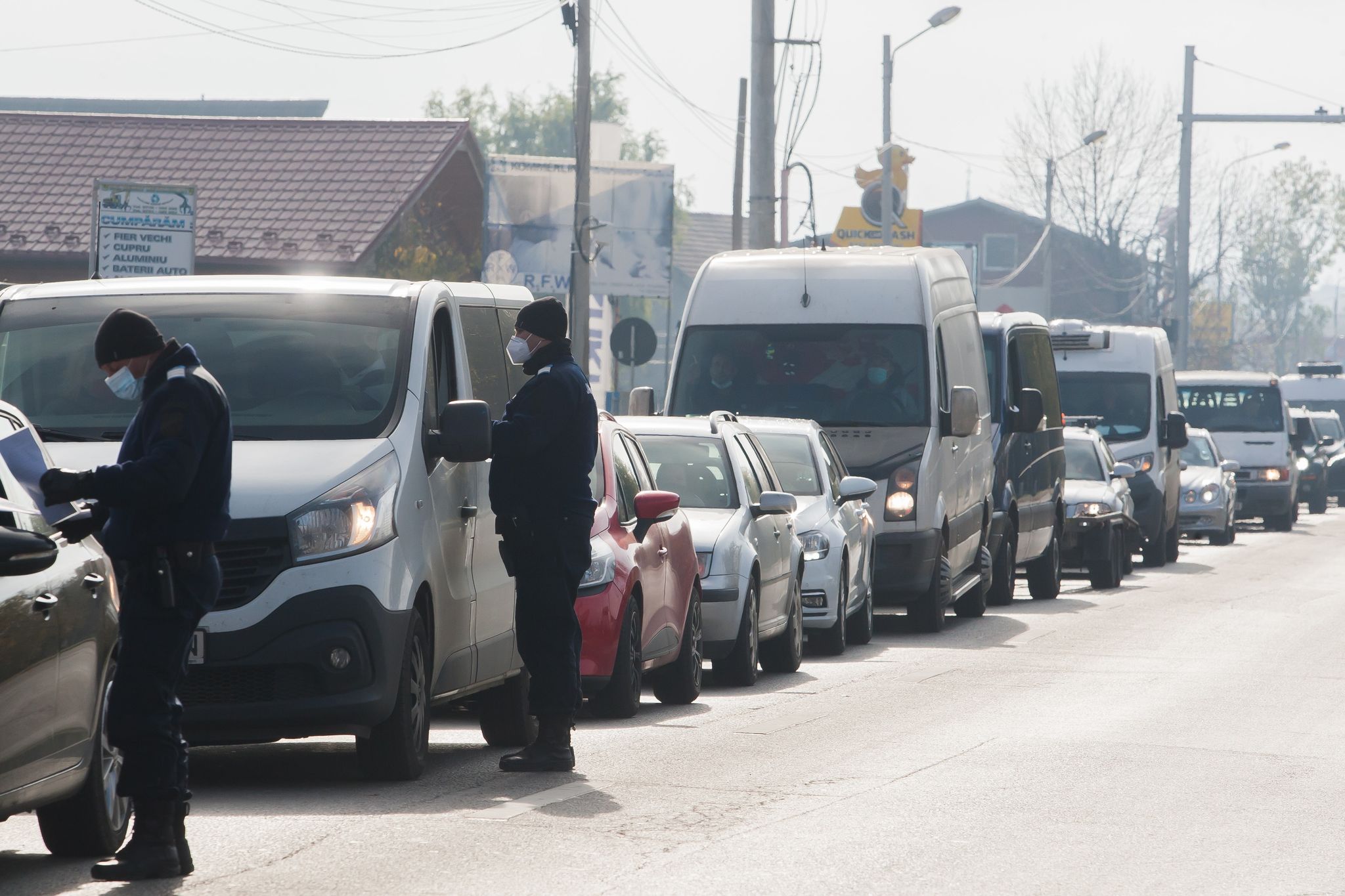 Coadă în trafic la ieșirea din Sibiu, ca urmare a controalelor instituite în carantină. Sfaturile Poliției