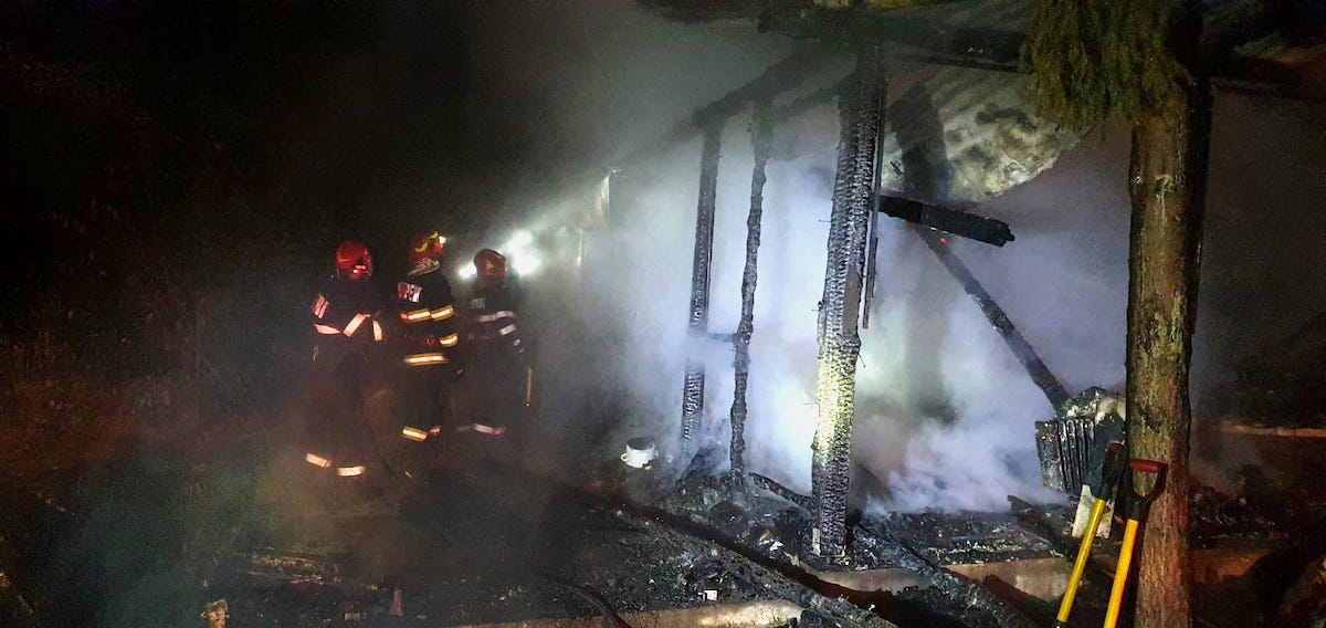 Noapte grea pentru pompierii sibieni. Au avut de stins incendii la o cabană și o casă