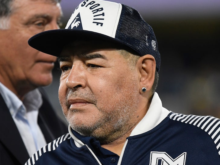 A murit marele fotbalist Diego Armando Maradona