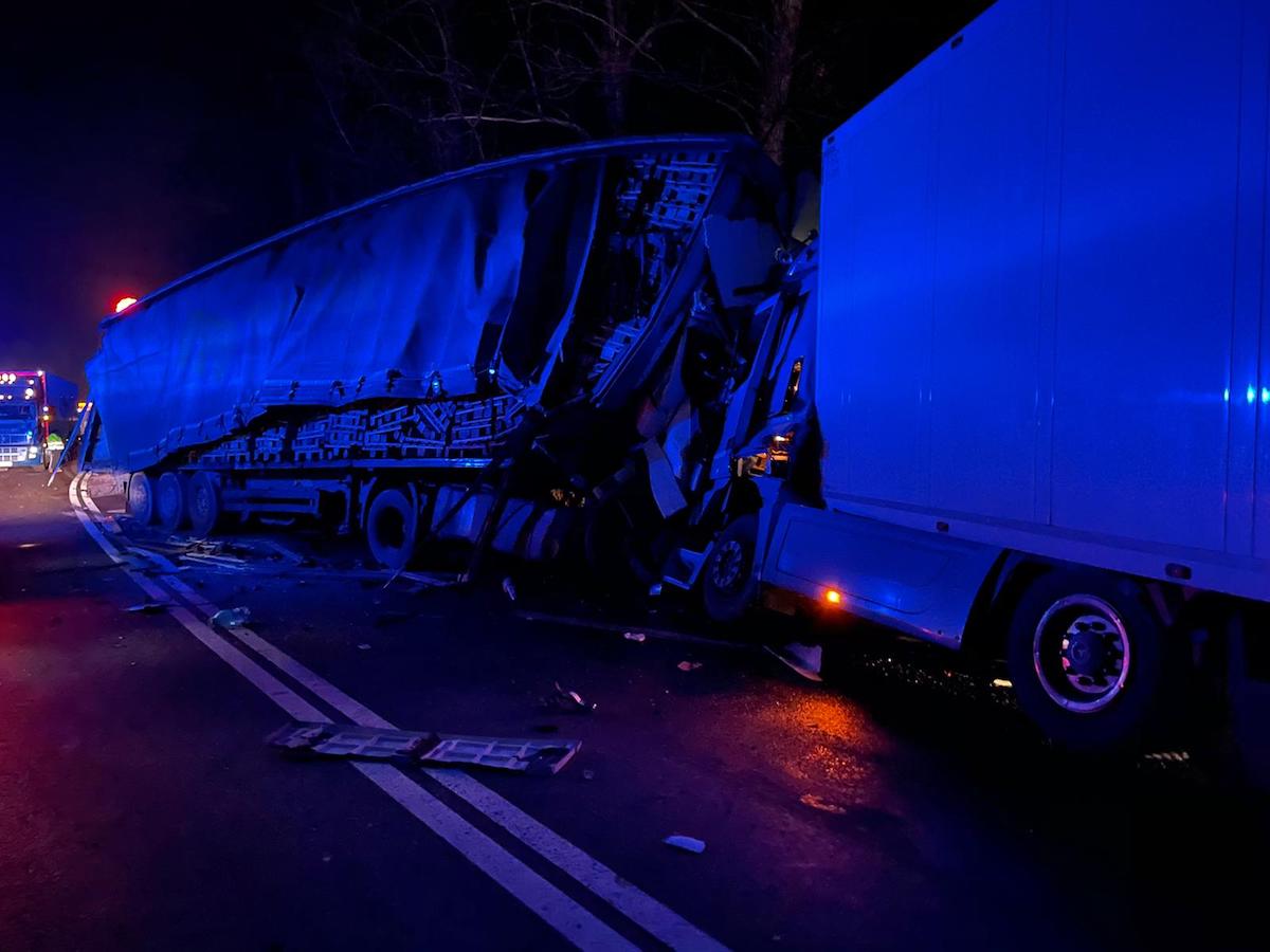 Accident mortal pe Valea Oltului. Două TIR-uri s-au lovit frontal