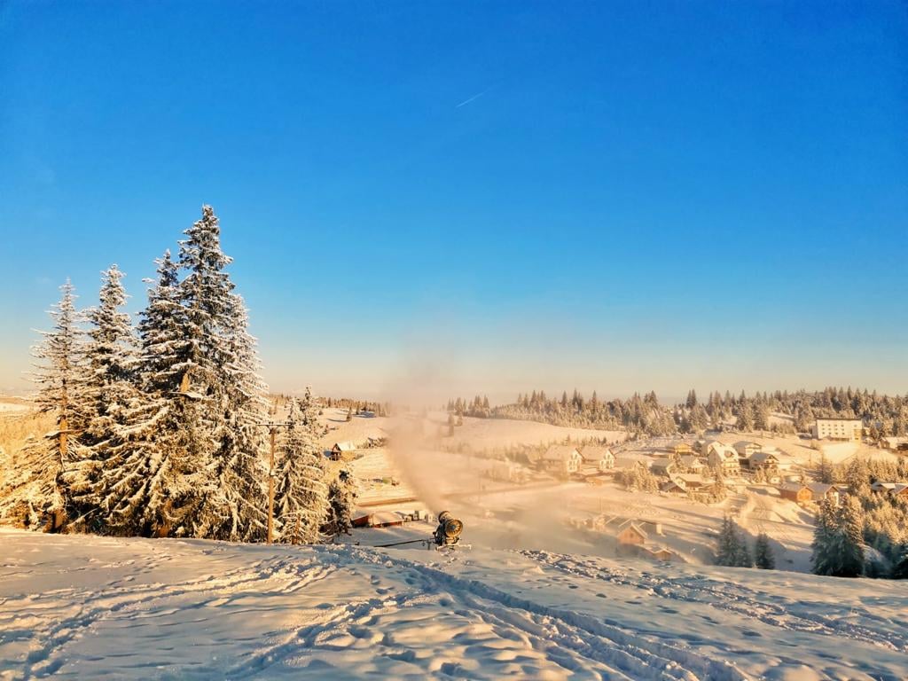 Mâine se deschide sezonul de ski la Arena Platoș. Autoritățile nu permit accesul persoanelor din zonele carantinate