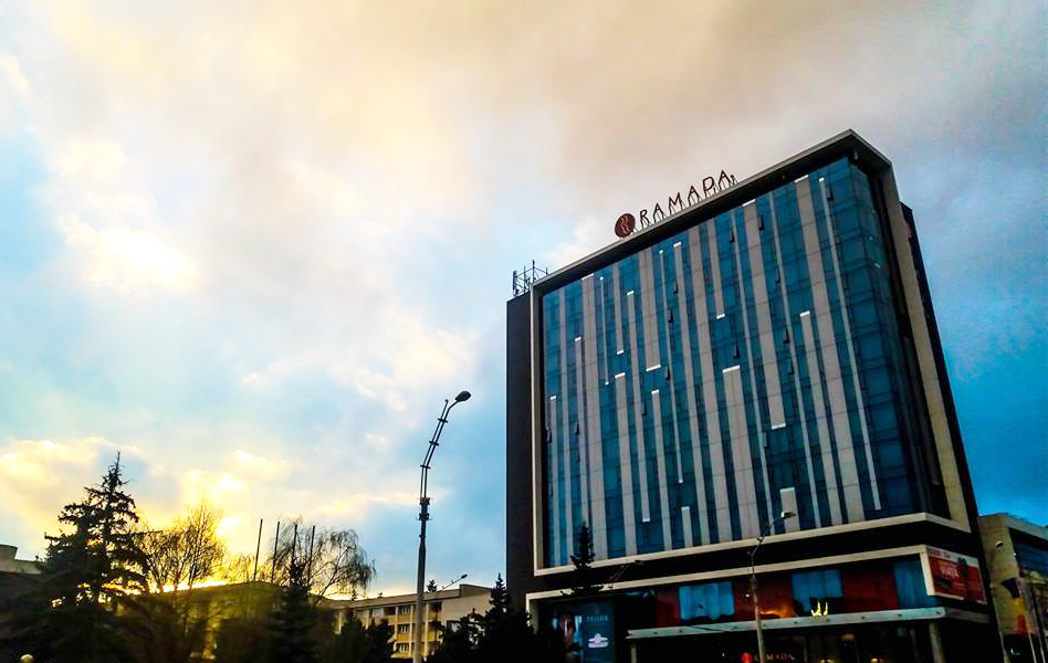 Hotelul Ramada din Sibiu, campanie de Ziua României. 1.500 de mese calde pentru doctori, asistenţi şi poliţişti