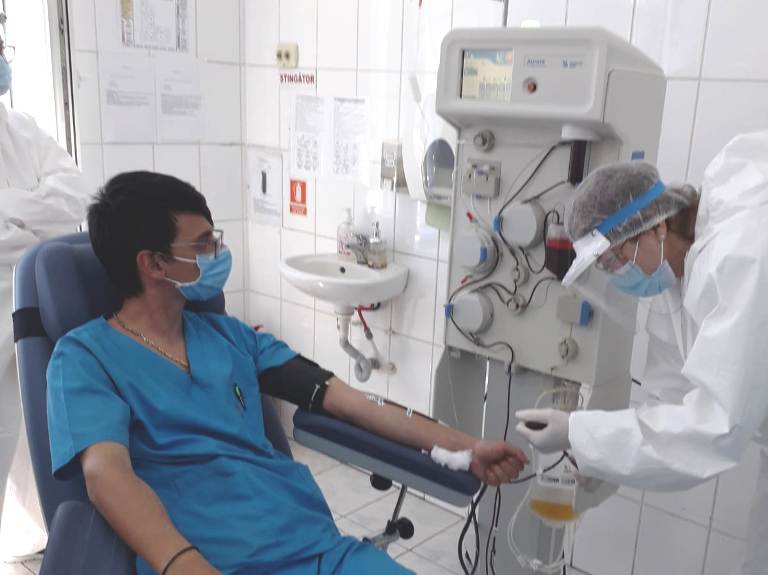 Un tânăr sibian încearcă să-și salveze tatăl infectat cu Covid. Apel pentru donarea de plasmă