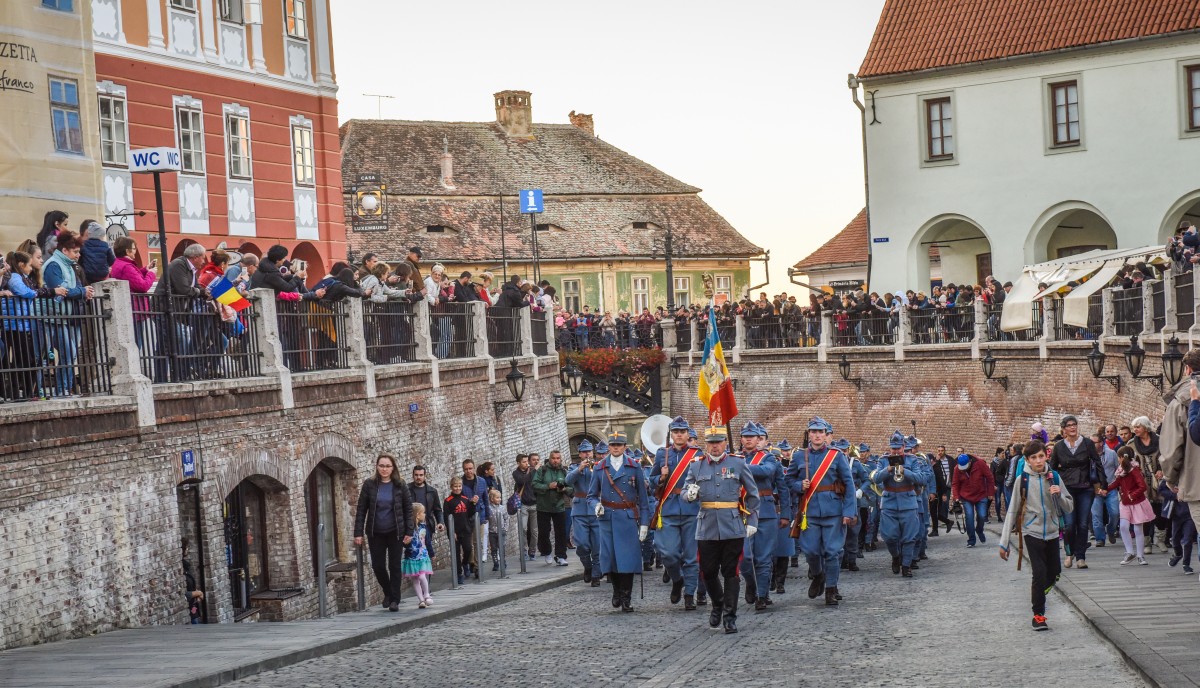 FOTO VIDEO 1 Decembrie la Sibiu, când românii îl puteau celebra. De la Parada Centenarului, la cei 700 de copii care au cântat împreună