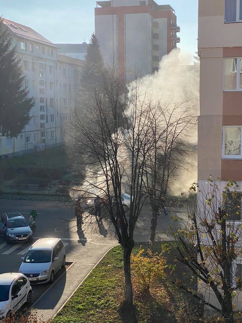 O mașină a ars aproape în totalitate, pe o stradă din Hipodrom