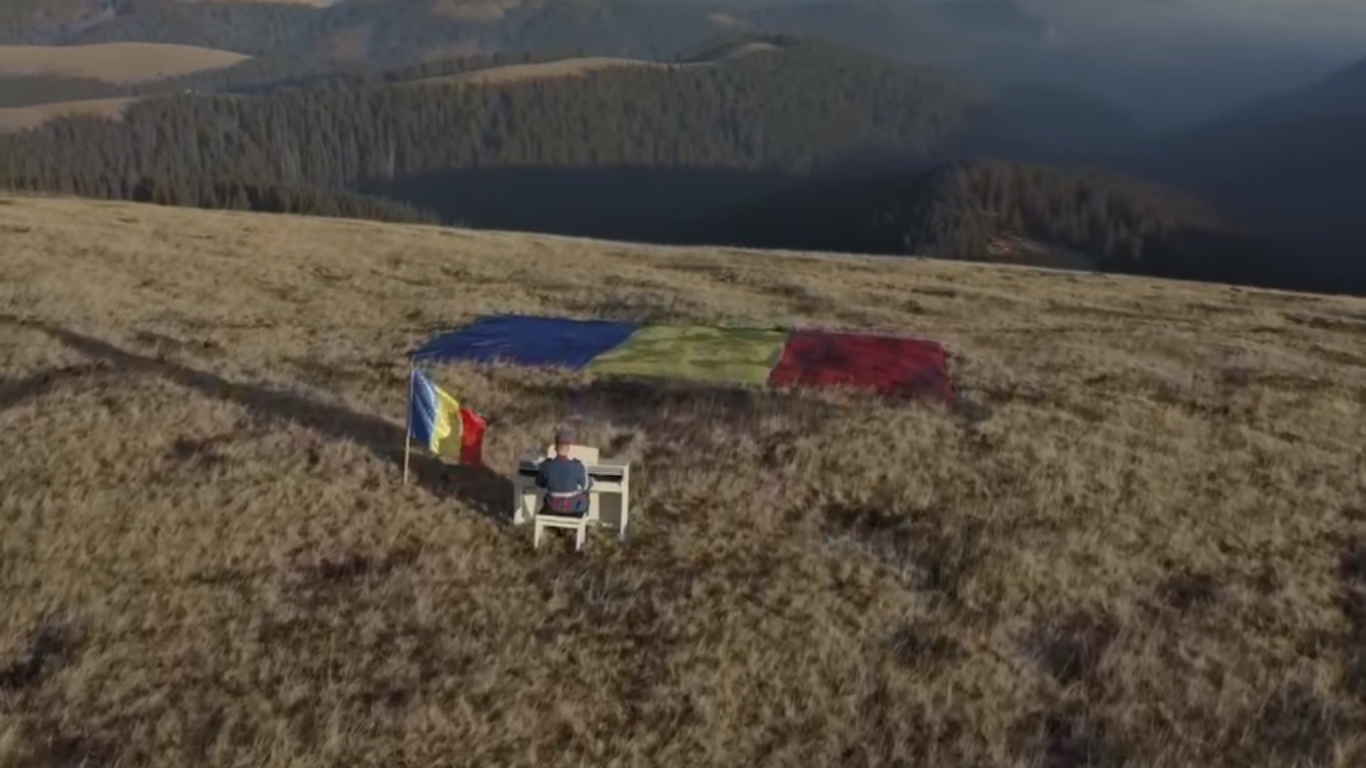 Video viral. Imnul României, cântat la pian de un jandarm, în vârf de munte