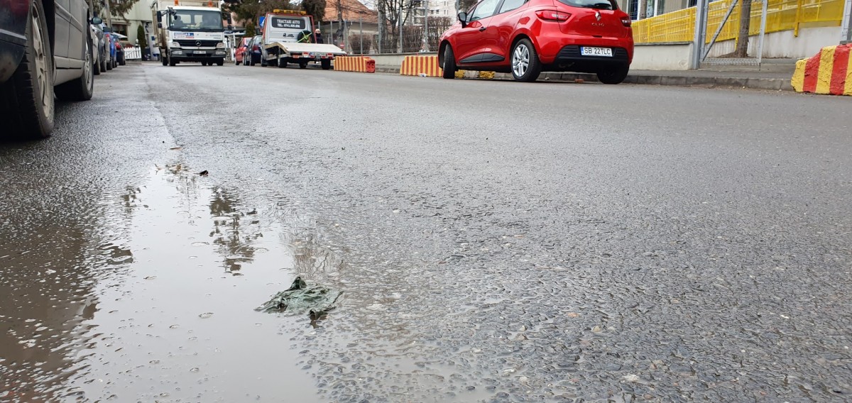 Petiție pentru a cere Primăriei să verifice aderența asfaltului din oraș: ”carosabilul este foarte alunecos”