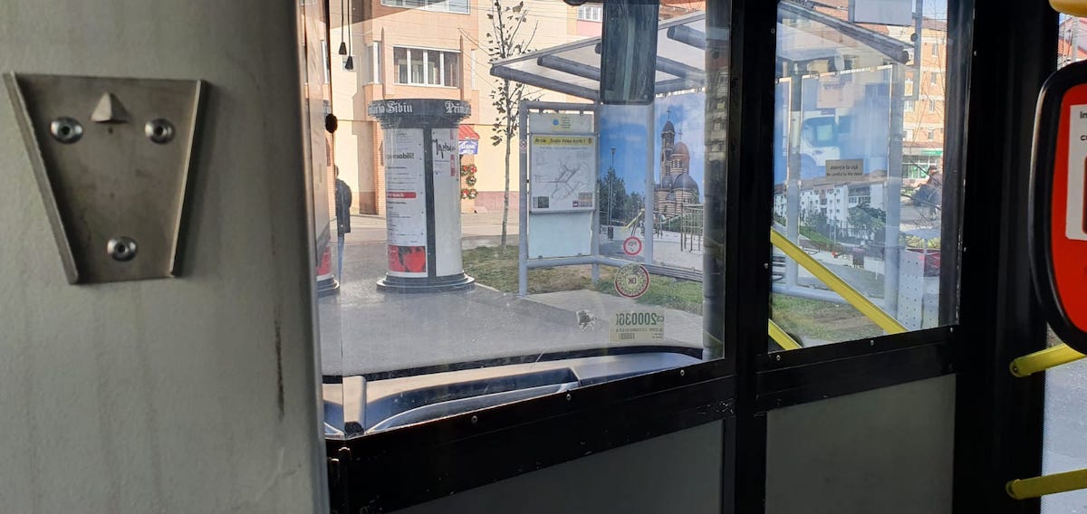 Autobuz fără dezinfectant, în pandemie. Tursib: „Uneori dozatoarele dispar cu totul”
