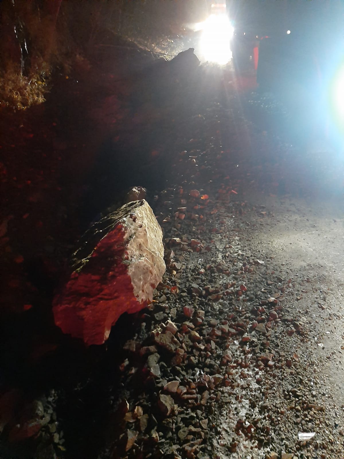 Căderi de pietre la intrare pe Valea Oltului. O camionetă a fost proiectată pe contrasens, într-un camion