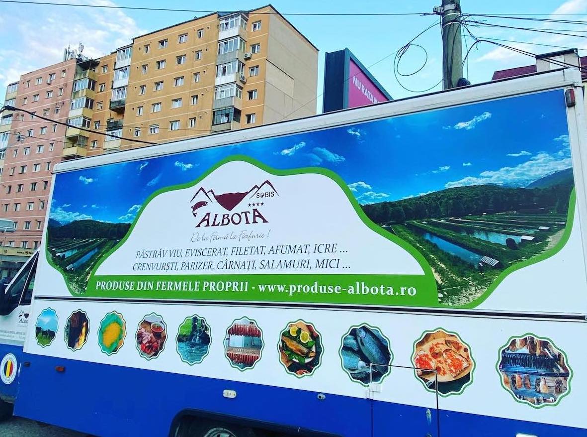 Sărbători cu gust tradițional la Băcănia Albota și în Rulota Albota, prezentă în piețele din Sibiu și Cisnădie