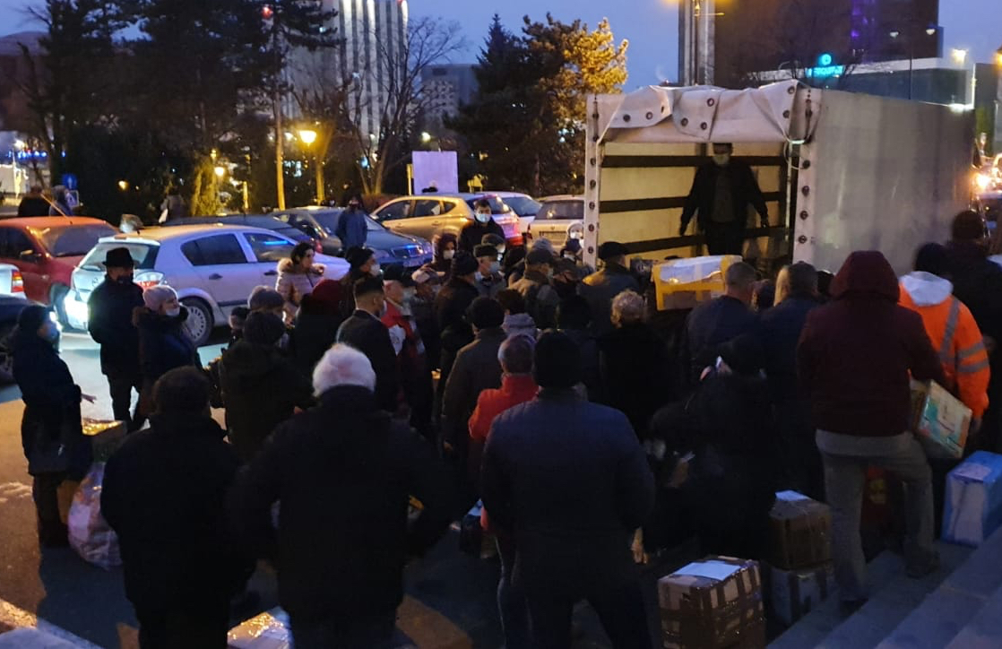VIDEO-Zeci de sibieni au uitat de carantină și s-au înghesuit să trimită pachete în Spania