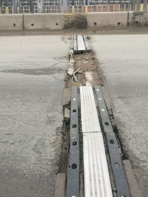 Primăria repară de urgență, după mai bine de o lună de sesizări, rosturile podului peste Cibin de la ieșire spre Agnita