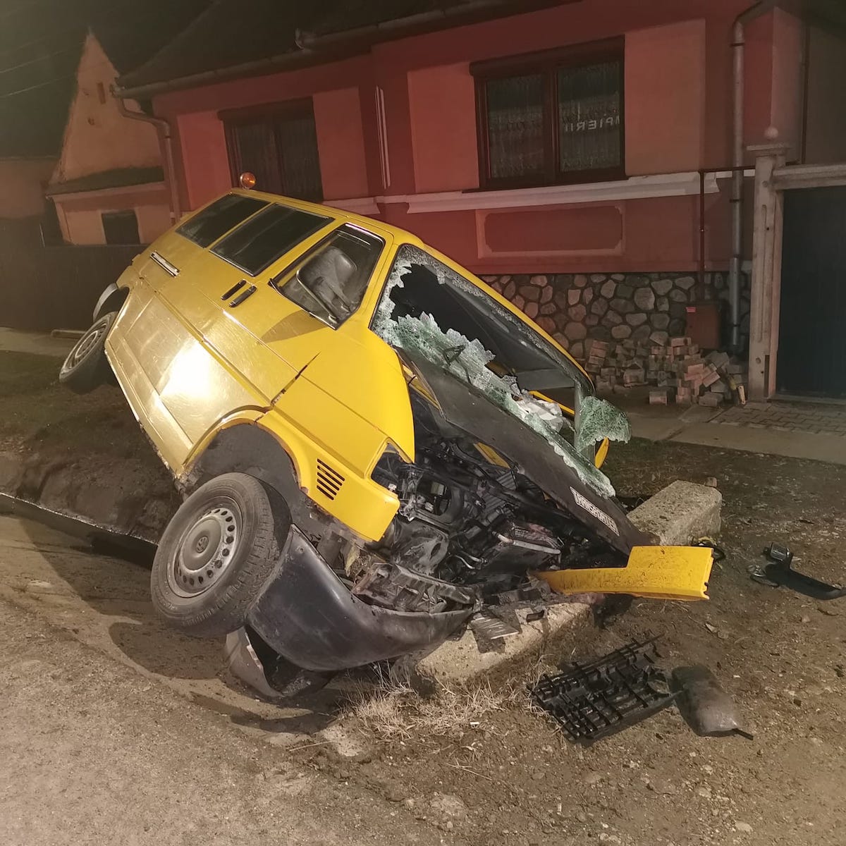 Un microbuz cu șapte persoane a intrat într-un cap de pod. Printre răniți era un băiat de 15 ani - FOTO