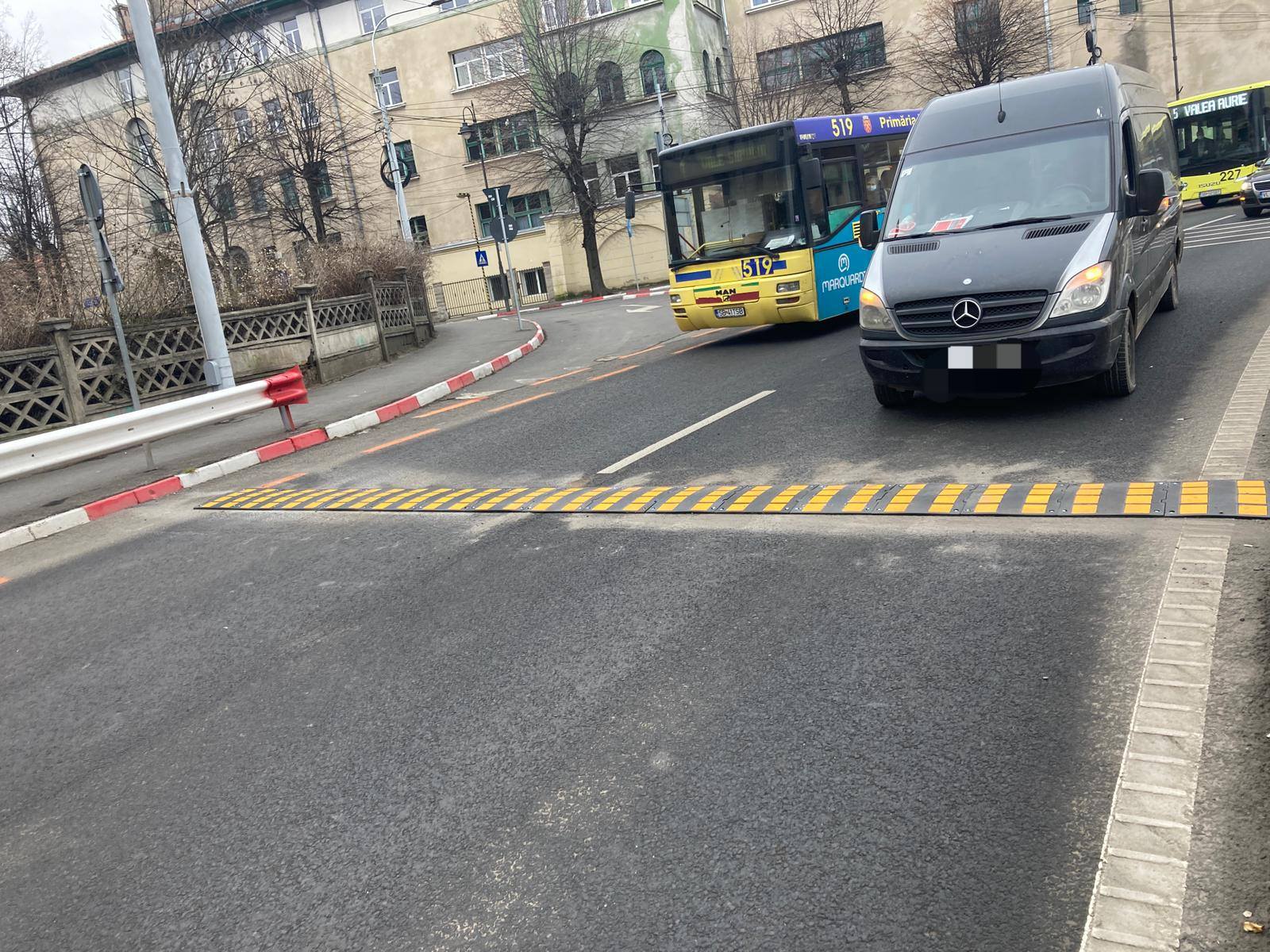 Atenție în trafic! Limitator de viteză pe Șaguna, în curbă