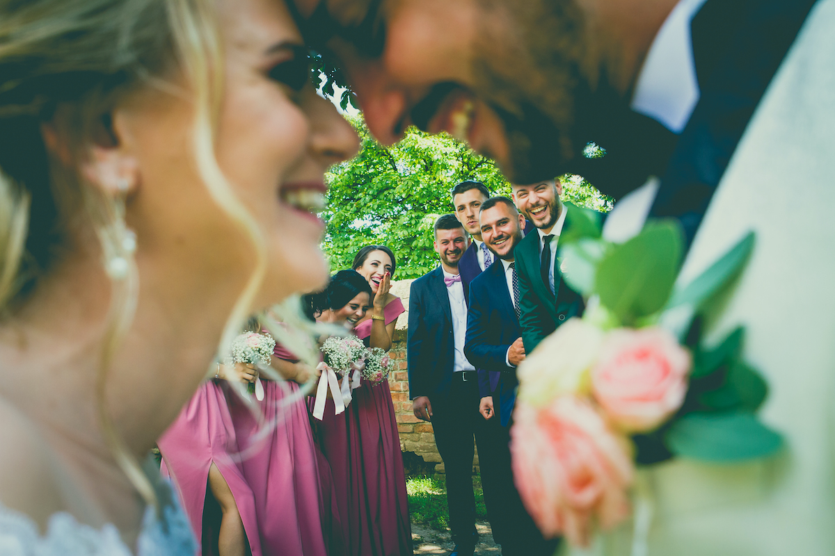 Un sibian și-a transformat pasiunea insuflată de tatăl vitreg, în afacere. „În subsolul unei case ciuruite de gloanțele revoluției, mă lăsa să asist la developarea negativelor”