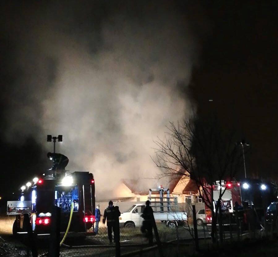 Incendiu puternic în cartierul Țiglari. Arde acoperișul unei case
