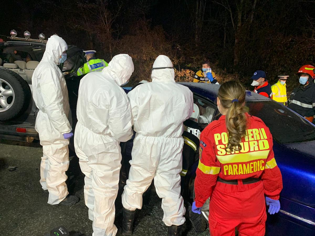 Coliziune între două mașini, pe DN14. Trei persoane au fost descarcerate