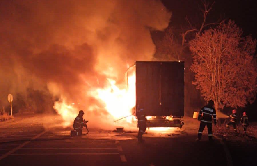 Un camion care transporta colete a ars seară, pe DN14
