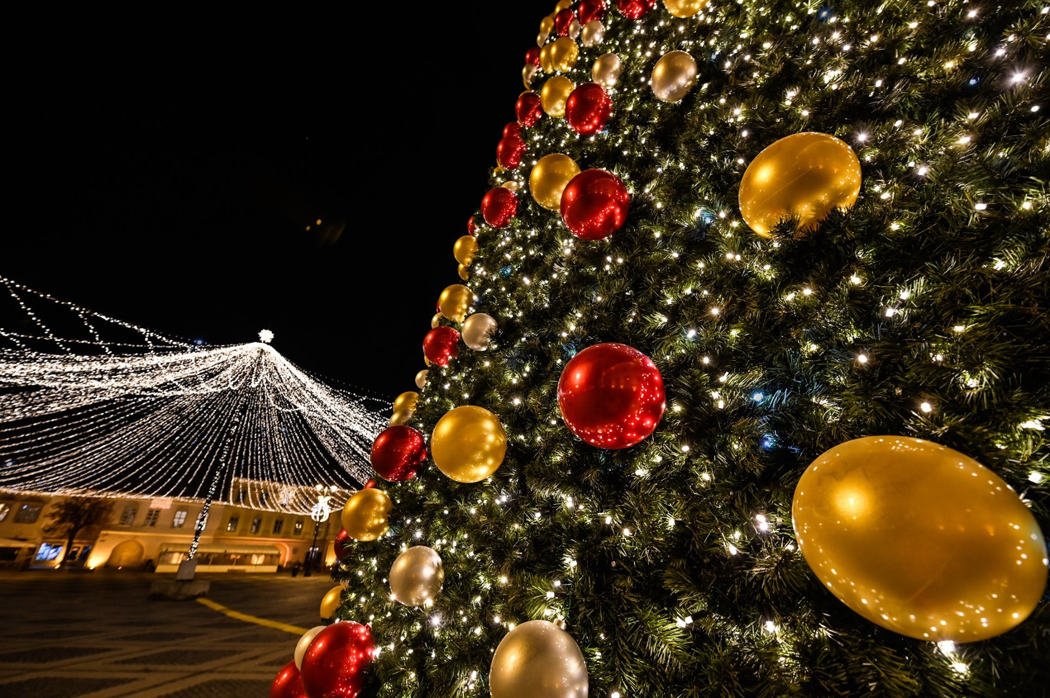 FOTO S-au aprins luminile de sărbători în centrul Sibiului