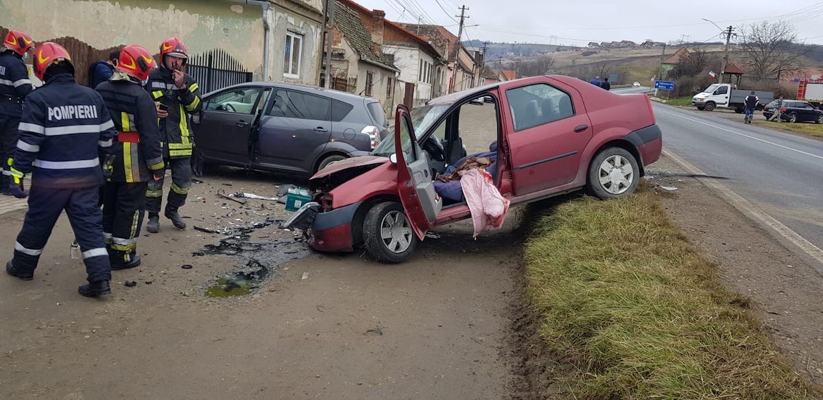 Accident cu trei victime, pe DN14. Un șofer a intrat pe contrasens și a lovit o altă mașină