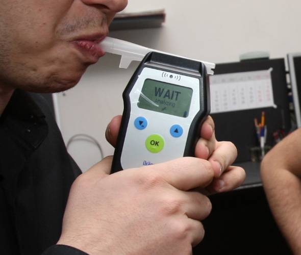 Trei șoferi beți, culeși de prin mașini. Recordul: 2,40 mg/l alcool pur în aerul expirat