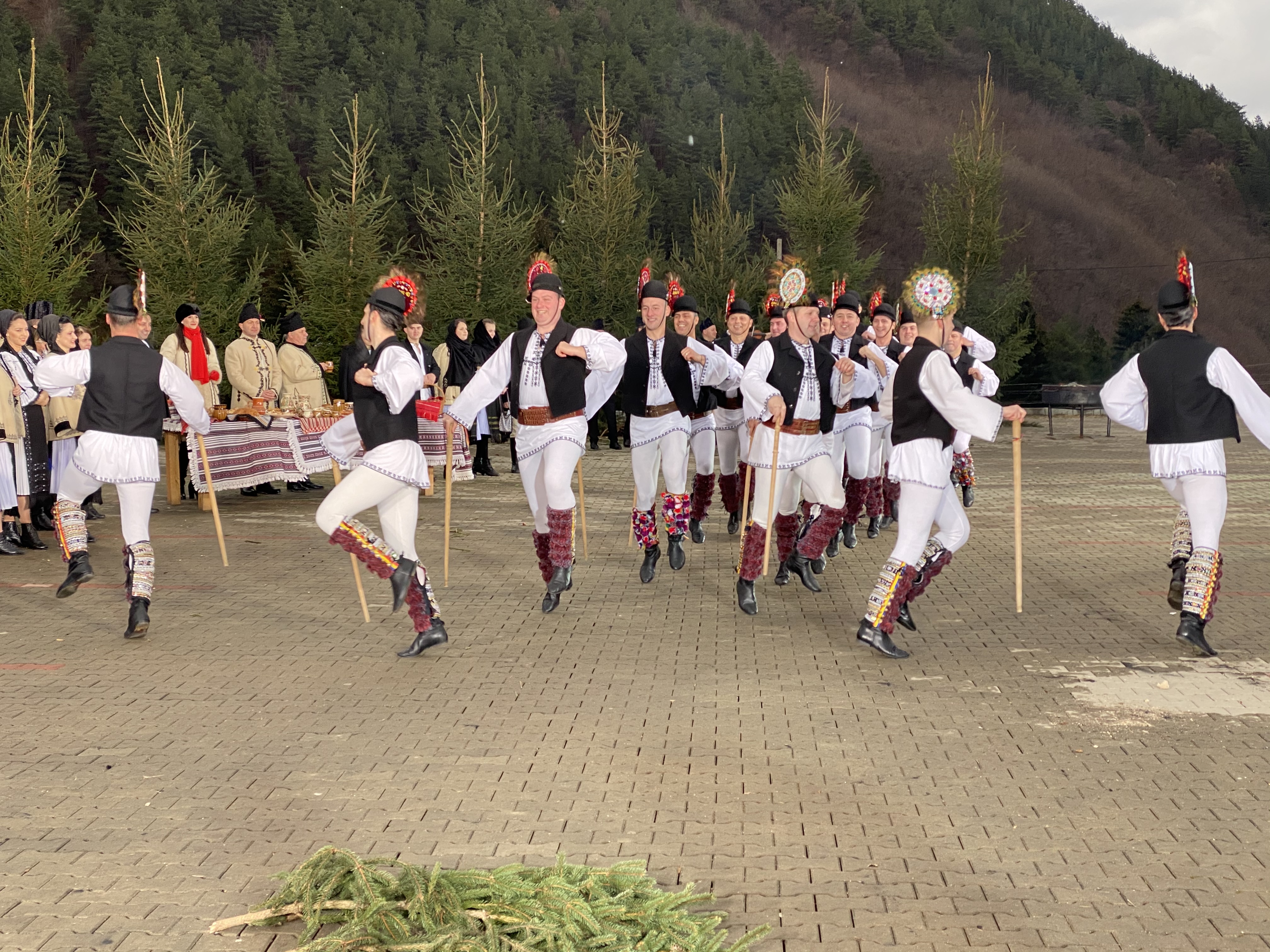 Iată, vin colindători la TVR 1 cu Junii Sibiului!