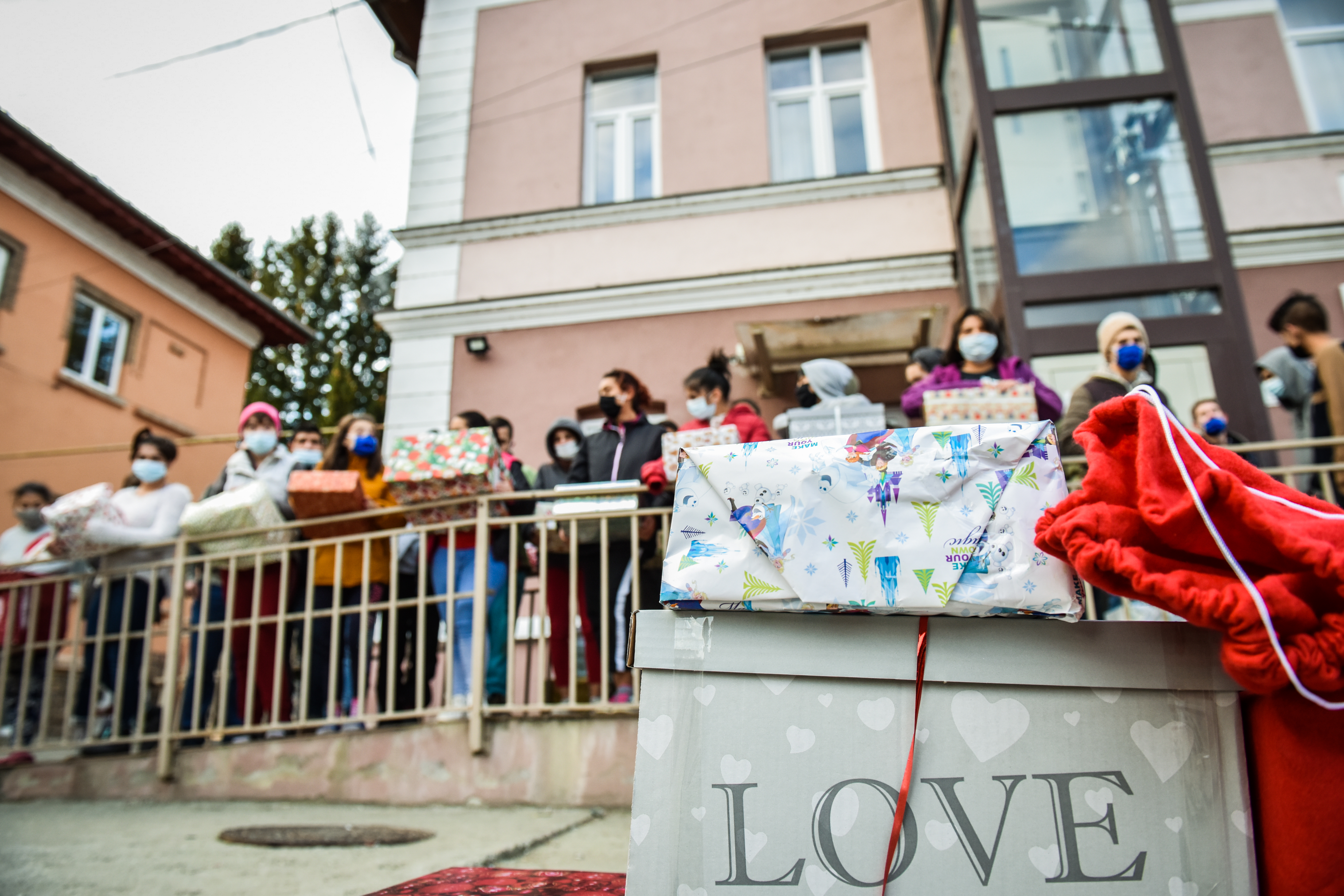Aproape 50 de copii de la Centrul de plasament Turnu Roșu simt bucuria Crăciunului datorită angajatilor E.ON Sibiu: „Am vrut să facem mai mult”
