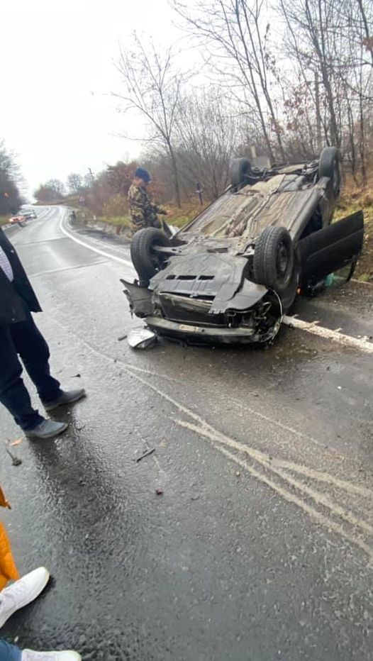 Un medieșean s-a răsturnat cu mașina pe DN1. Pasagera din dreapta a ajuns la spital