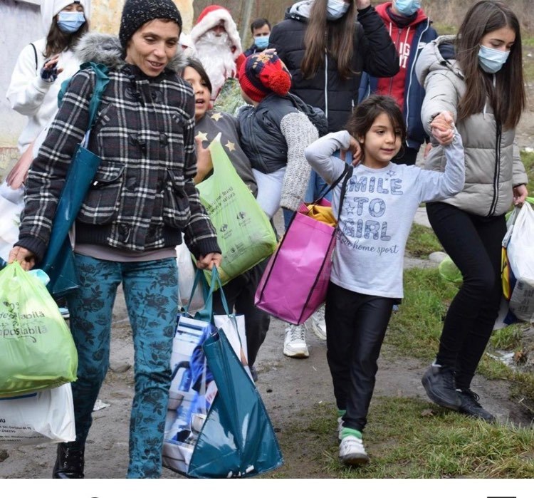 Foto: Voluntarii de la Interact și Leo Brukenthal l-au adus pe Moș Crăciun pentru 40 de oameni izolați