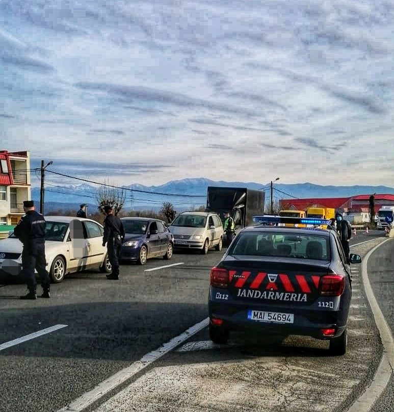Bărbat amendat de jandarmi pentru că n-a respectat carantina și a mers la mall fără mască