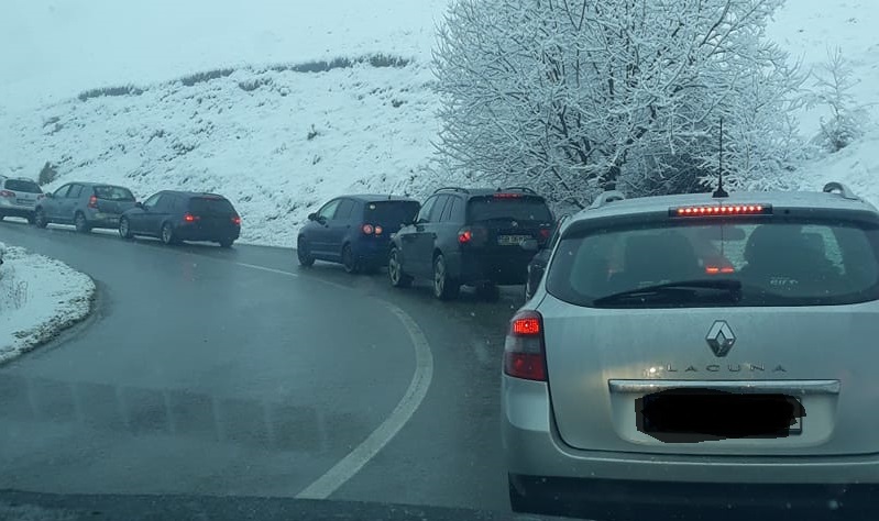 Video/ Nebunie la Păltiniș: Traficul a fost blocat de mașinile celor ajunși în stațiune