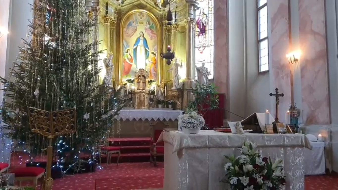 Biserica Ursulinelor (romano-catolică) anunță cum se va face sfințirea caselor: preotul nu intră în locuințe, apa se sfințește la ușă și nu se sărută crucea