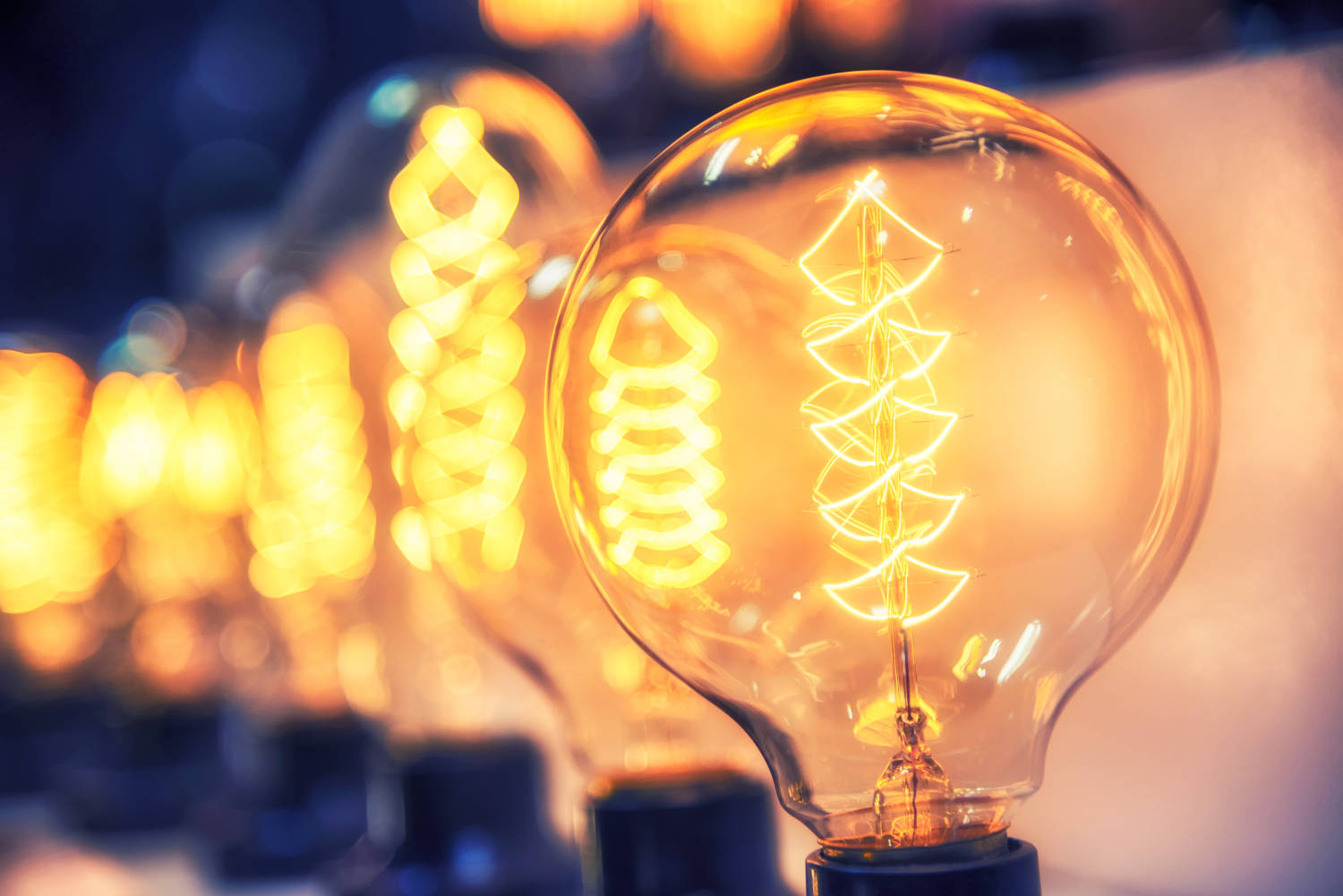 Electricitatea se scumpeşte cu până la 26% de la 1 ianuarie. Asociaţia Energia Inteligentă cere Parlamentului să amâne liberalizarea
