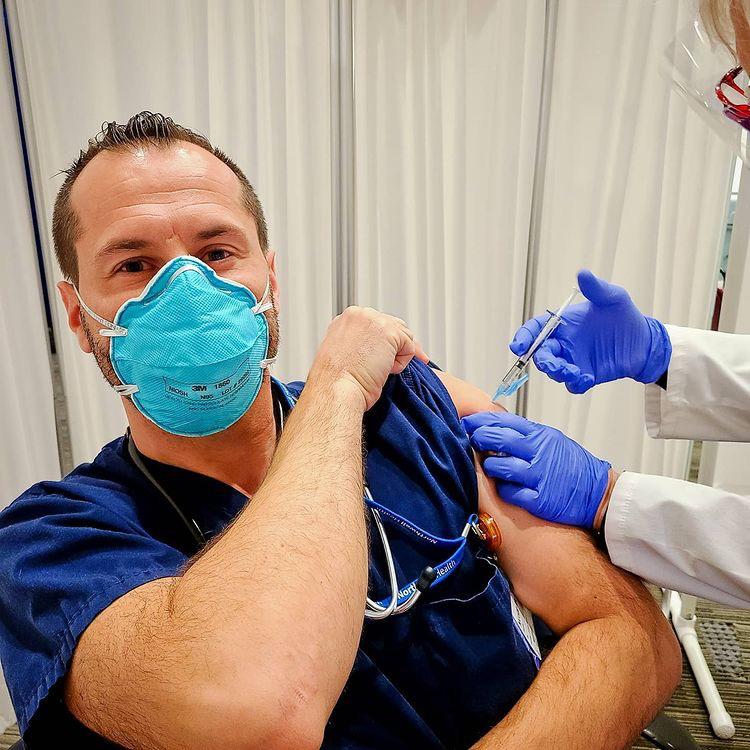 Un asistent medical sibian, primul român vaccinat anti-COVID în America