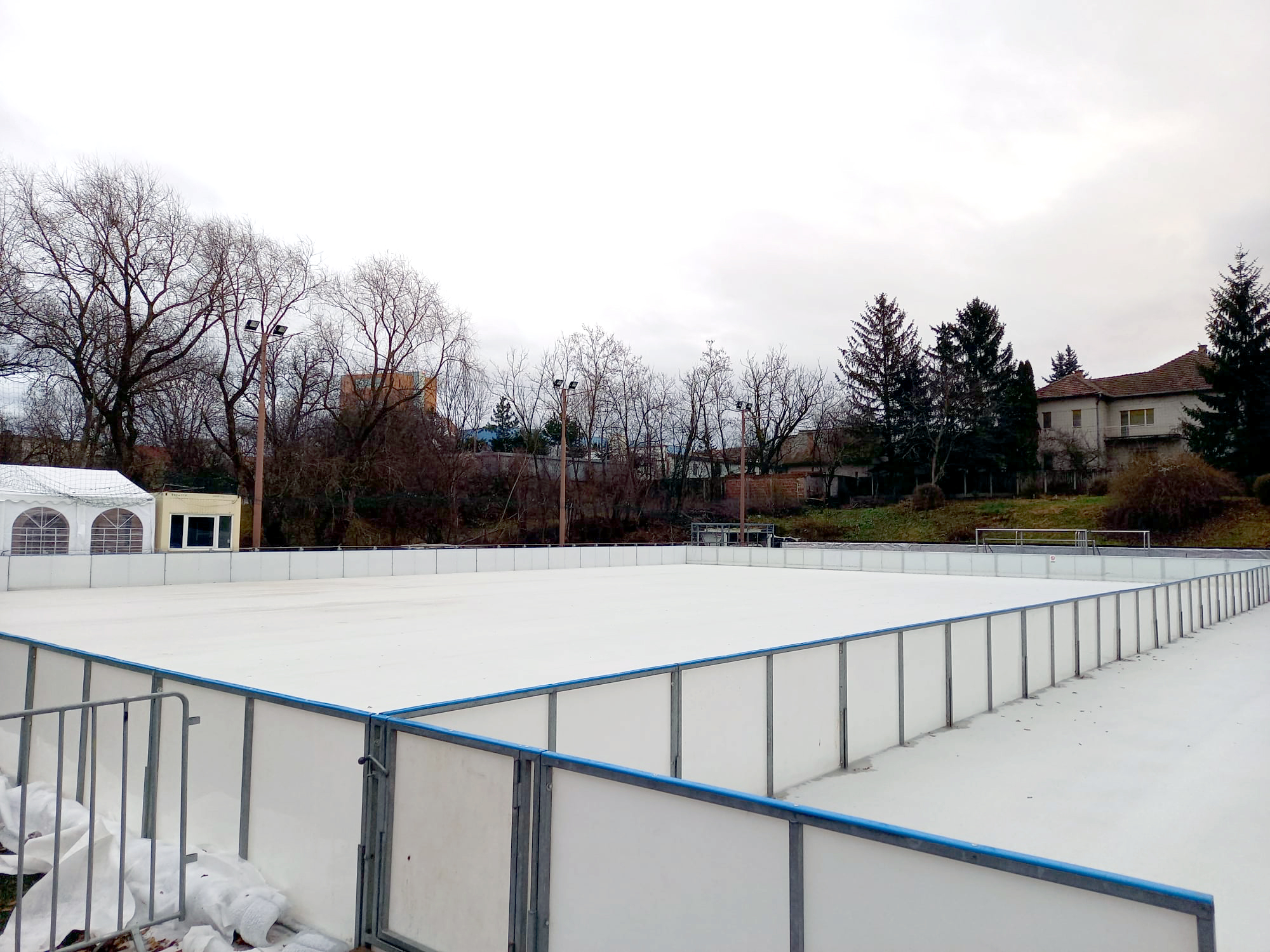 La trei zile de la deschidere, patinoarul din parcul Sub Arini se închide