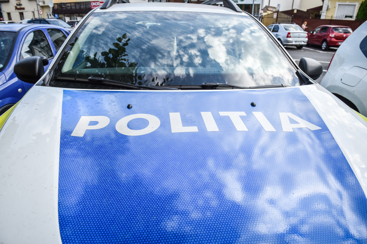 Bărbat reținut de poliție după ce a furat și a condus fără permis