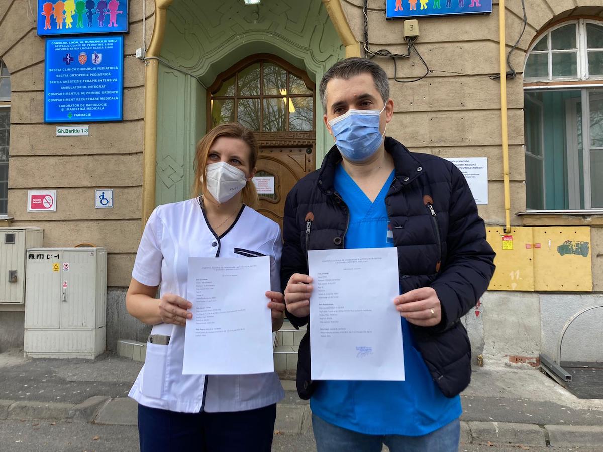 Primii doi doctori ai Spitalului de Pediatrie au fost vaccinați. „Este singura cale de a ne proteja” - VIDEO