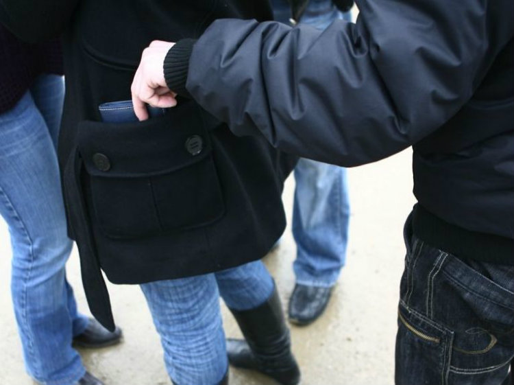 Vârstnică tâlhărită în mijlocul străzii, de doi minori