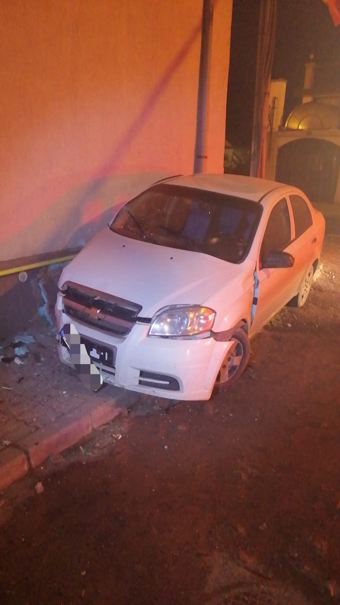 Viteză la volan - Un tânăr a intrat cu mașina într-un zid. Pasagerul a ajuns la spital
