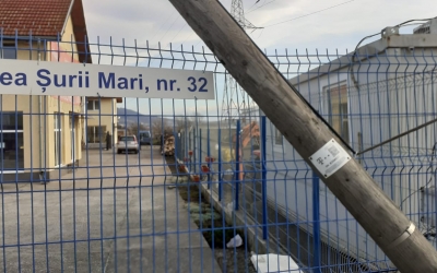 Actualizare/ Video/ Stâlpul căzut peste gardul unui sibian din Calea Șurii Mari a fost ridicat după patru zile