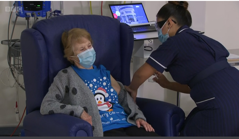Primul britanic vaccinat împotriva COVID-19 este o femeie de 90 de ani