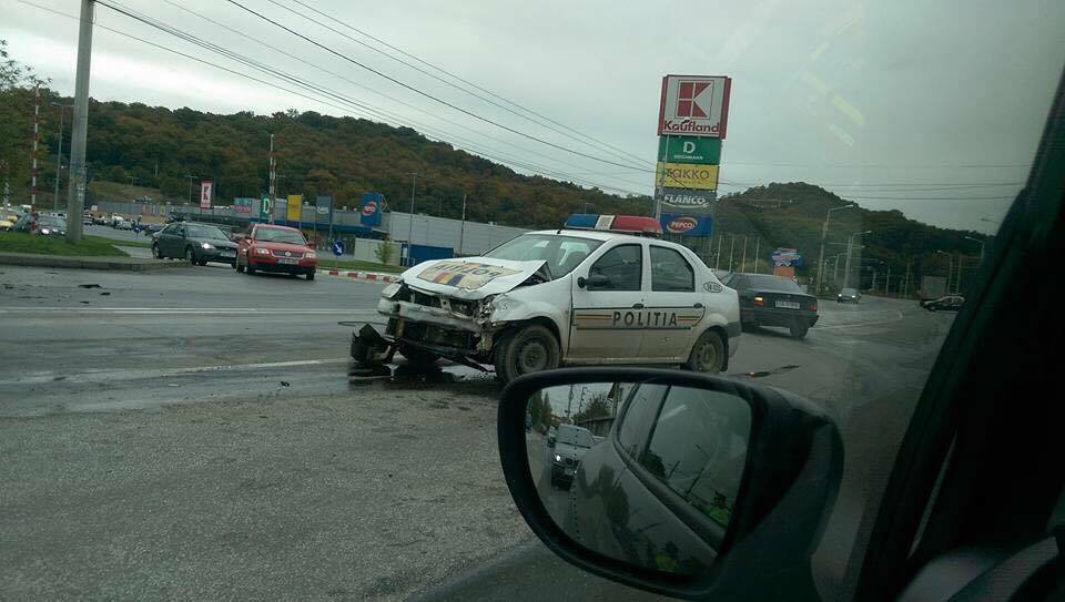 Accident la Mediaș. A lovit mașina poliției