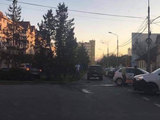Accident pe Școala de Înot. O mașină a ajuns pe spațiul verde
