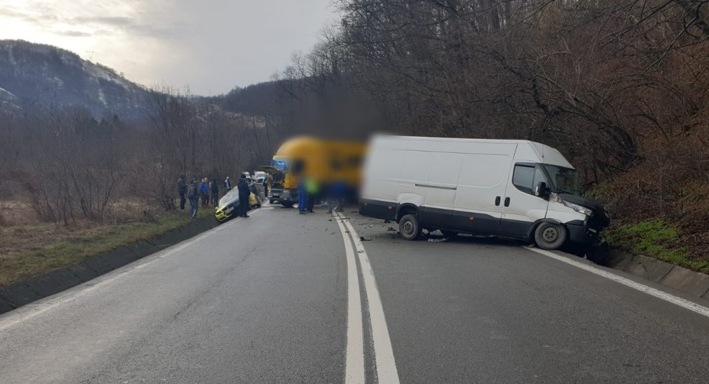 Accident între un TIR, o dubiță și o mașină, pe Valea Oltului. Traficul este blocat total